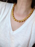 Collier Statement Lucy Jewelry en Perles Naturelles d'Eau de Mer Dorées des Mers du Sud, Plaqué Or 18K, Perles Jaunes Lâches de 10-12mm