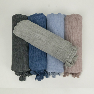 Hijab naturel tie-dye avec franges, écharpe en rayonne froissée et coton pour femmes musulmanes, châle islamique doux et fluide, vente en gros - Product Image 2