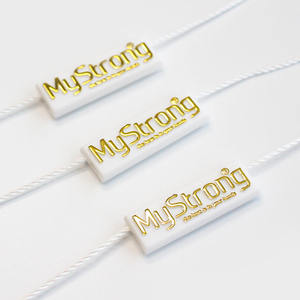 Etiqueta de Plástico Personalizada para Ropa con Acabado en Relieve y Formas Personalizadas para Zapatos y Bolsos - Product Image 2