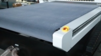 Plotter CNC con Cuchilla Vibratoria para Letras en Fieltro, Gráficos de Vinilo, Rotulación de Vehículos y Adhesivos de Gran Formato