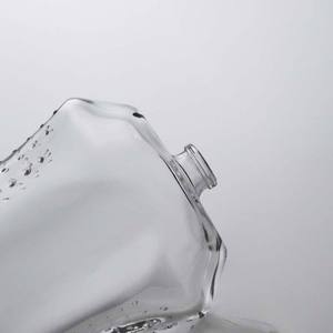 Bouteille à spiritueux en verre de forme irrégulière, la plus vendue, avec base épaisse, double tour de taille et design en relief, bouchon en liège, fabrication OEM - Product Image 4