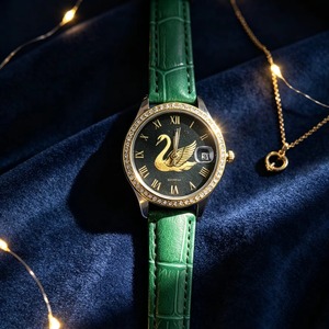 Reloj de Mujer con Patrón de Cisne Dorado, Correa de Silicona Suave Verde, Liberación Rápida, Reloj de Pulsera para Mujer, Moda Africana - Product Image 3