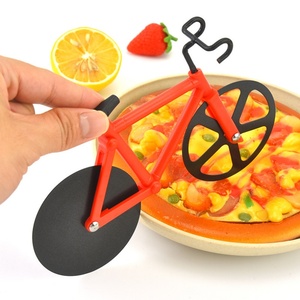 Cortador de Pizza Creativo de Dos Ruedas de Acero Inoxidable al por Mayor con Herramientas de Plástico para Pizza - Product Image 6