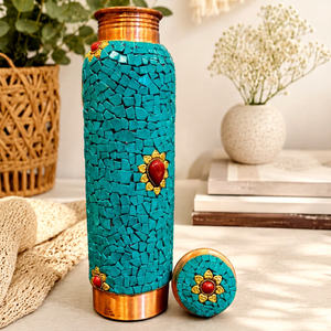 Botella de Agua Bohemia de Cobre con Diseño de Mosaico Turquesa y Detalles de Gemas Rojas, Incluye Tapas Ecológicas - Product Image 1