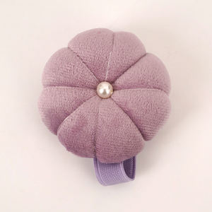 Alfiletero de muñeca de <span class=keywords><strong>terciopelo</strong></span> de alta calidad <span class=keywords><strong>para</strong></span> <span class=keywords><strong>coser</strong></span>, cojín de alfiler de punto de cruz con forma de calabaza 3D <span class=keywords><strong>para</strong></span> sastrería y artesanía de bordado - Product Image 3