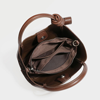 Sac seau de luxe en velours pour femme, structuré, avec poignée supérieure, détail nœud, breloque et bandoulière réglable