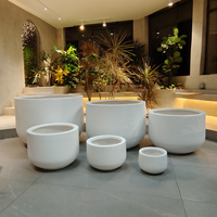 Europe Pots de plantes en argile blanche et en ciment Pots décoratifs d'extérieur pour hôtels Grand pot de jardinière à cylindre rond en fibre de verre