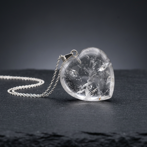 Pendules en cristal de quartz - Pierre précieuse sculptée sur le thème de l'amour, provenant du Gujarat |   Commandez en ligne pour être mis en vente - Product Image 3