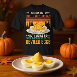 Camiseta con diseño de meme de huevos divertidos y cita: No haría mucho por una pavo o un jamón, pero sí por huevos rellenos. Camiseta divertida con humor culinario. - Product Image 3