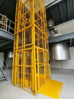 Plateforme élévatrice hydraulique verticale à rail de guidage à faible temps d'inactivité et longue durée de vie : Réduisez vos problèmes de maintenance après-vente