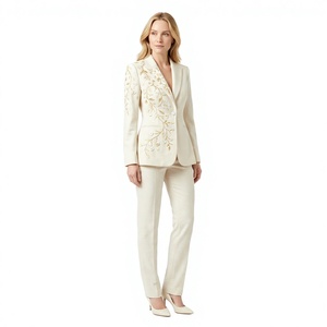 Completo da Donna Personalizzato in Avorio con Scollo a V, Perle e Ricami Floreali 3D, Antirughe, Vestibilità Aderente, Blazer e Pantaloni, Produzione OEM ODM 100% - Product Image 1