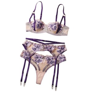 Venta al por mayor <span class=keywords><strong>de</strong></span> fábrica del último conjunto <span class=keywords><strong>de</strong></span> lencería sexy europeo y americano con bordados <span class=keywords><strong>de</strong></span> gasa, sujetador, bragas empalmadas y ligueros. - Product Image 5