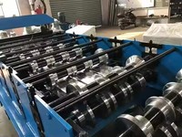 Machine de formage de tuiles entièrement automatique en acier galvanisé de type fermé à emboîtement en queue d'aronde de haute précision avec pompe et engrenage