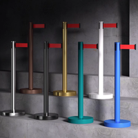 Barrière rétractable de contrôle des foules avec corde, base en béton recouverte d'acier inoxydable