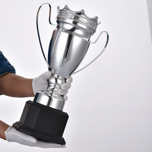 Coppe trofeo in metallo dorato e argento personalizzate per la collezione di trofei e medaglie Premium - Product Image 6