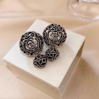 Boucles d'oreilles clous en alliage creux double face style français, forme boule, élégantes et haut de gamme pour femme, style ethnique, polyvalentes pour les soirées