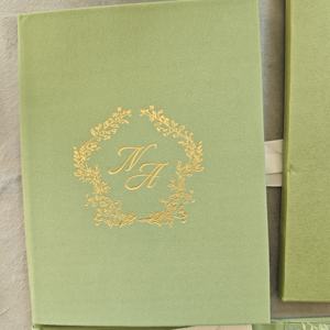 Invitación de Boda de Lujo Elegante en Verde Salvia con Monograma Dorado en Relieve, Sobre de Terciopelo, Acrílico, con Tarjetas de RSVP Detalladas - Product Image 6