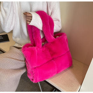 <span class=keywords><strong>2025</strong></span>新款定制仿皮草手提袋女士柔软冬季毛绒羊毛手提袋批发 - Product Image 6