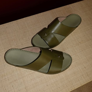 Sandalias Árabes Personalizadas para Hombre, de Cuero Genuino Premium, con Hebilla Personalizada, Hechas a Mano, Cómodas, para Playa y Exteriores, Venta al Por Mayor - Product Image 1