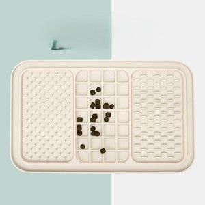 Tapis de léchage pour chien en silicone réutilisable pour l'alimentation lente des animaux de compagnie avec ventouse puissante - Product Image 1
