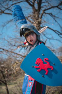 Escudo de madera hecho en España decorativo único hecho a mano de buena calidad Kamelot L azul para niños - Product Image 5
