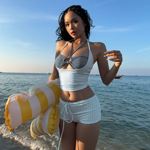 Conjunto de bikini transpirable para mujer con cuello halter, estampado a cuadros, top hueco con bloques de color y shorts, ideal para verano y playa. - Product Image 4