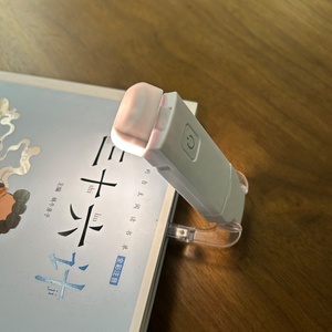 ไฟอ่านหนังสือแบบหนีบขนาดเล็ก 3 ระดับความสว่าง ชาร์จผ่าน USB ไฟ LED พับได้ ใช้เป็นที่คั่นหนังสือได้ เหมาะสำหรับเด็กและนักเรียน - Product Image 2