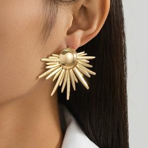 Boucles d'oreilles pendantes à la mode pour filles de style européen américain, conception créative en métal géométrique irrégulière, vente en gros transfrontalière. - Product Image 1