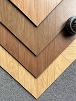 Carreaux de marche d'escalier Grain de bois mat Bord d'arc antidérapant Carreau de marche en céramique monobloc pour escalier