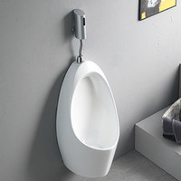 Wandmodel wit keramisch urinoir met handbediende spoeling voor commerciële projecten, hotels, openbare toiletten, sanitair.