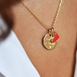 Ciondolo Rotondo Personalizzato in Acciaio Inox Placcato Oro PVD, Medaglione Inciso da 15 mm <span class=keywords><strong>con</strong></span> Charm a Cuore in Smalto Bianco e Rosso - Product Image 5