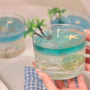 Bougie aromatique LANJO sur le thème de l'océan, bleue, en forme de coquillage, parfumée aux senteurs de coquillages, dans un bocal en verre - Product Image 1