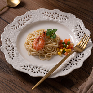 Platos de Cerámica Blancos Puros con Patrón Grabado Vintage Personalizados para Bodas y Fiestas, con Soporte, para Filetes y Postres - Product Image 3