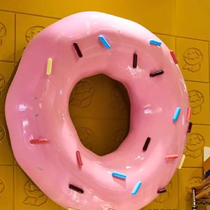 Weatherproof <b>Resin</b> Model Sculpture for Outdoor Bakery Cafe Patio UV Resistant Hand Painted Lifelike 20260412-6 Eye-Catching Donu - Product Image 1