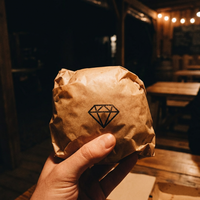 Papier sulfurisé imprimé personnalisable, imperméable et résistant à la graisse, pour emballages de burgers, sandwichs, snacks et pains.