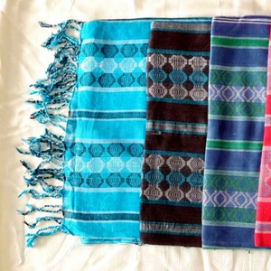 ผ้าพันคอไหมวิสโคสเนื้อนุ่มพิมพ์ลายหลากสีสันสำหรับฤดูร้อนและฤดูใบไม้ร่วง ยี่ห้อ Shivam Arts Direct Sale เหมาะสำหรับทุกเพศทุกวัย ให้ความอบอุ่น สวมใส่สบาย - Product Image 1