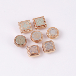 Boutons en alliage de zinc écologiques, luxueux, durables et abordables pour la mode haut de gamme et les vêtements décontractés - Fournisseur mondial en gros - Product Image 3