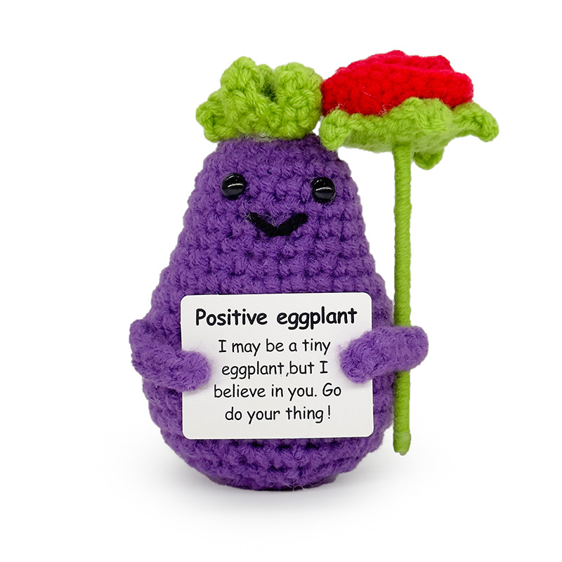 Aubergine tenant une rose