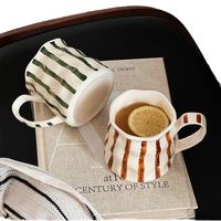 Tasse à café en céramique de porcelaine rayée créative, peinte à la main, style européen, pour latte, idéale pour la rentrée scolaire, compatible micro-ondes - Vente en gros