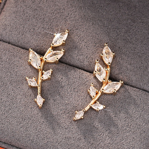 Orecchini a polsino E3669 con design a pianta dorata, placcati oro, in lega di zinco, stile vintage, gioielli unisex alla moda - Product Image 4