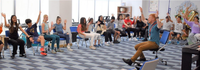 Chaise relevable pliable moderne avec table d'écriture pour salles d'entraînement de rock et ateliers