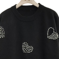 Suéter de punto personalizado para mujer, cuello redondo, negro, con perlas en forma de corazón, puños y dobladillo acanalados, manga larga, top de punto.