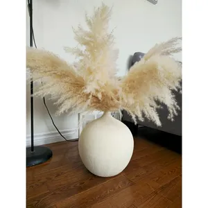 แจกันเซรามิกสีขาวขุ่นพร้อมหญ้าแพมพัส - Product Image 1