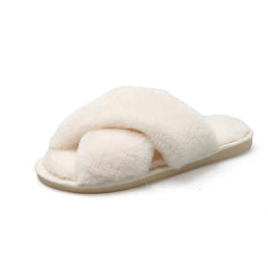 Chaussons d'hiver en fausse fourrure pelucheuse pour femmes, modèle très populaire au Mozambique - Product Image 6