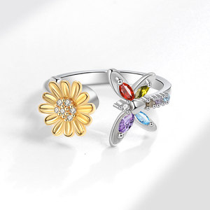 Anillo Giratorio Ajustable con Flor, Microincrustaciones de Zirconia, Bañado en Oro, Joyería Antiestrés con Logotipo Personalizado - Product Image 3