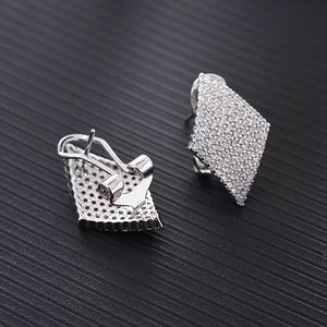 Orecchini a forma di diamante per donna, gioielli geometrici scintillanti con pavé completo - Product Image 4