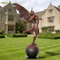 Statue moderne abstraite en bronze d'homme ailé, décoration de jardin extérieure, grande sculpture en métal d'Icare ange tombant sur sphère