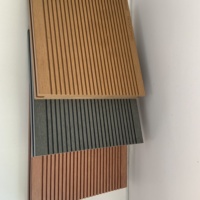 Nouvelle conception de panneaux de terrasse en bois composite solide avec texture de sol lettonne pour l'extérieur