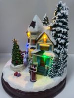 Grosir peri musik LED ramah lingkungan Polyresin Mini rumah desa Natal baru Model taman kerajinan dalam ruangan murah tema Anime