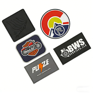 Parche de PVC genuino de la marca Maker Free Mockup 2D, personalizado, lavable, de goma suave, de polivinilo cloruro, para coser en prendas de vestir. - Product Image 2